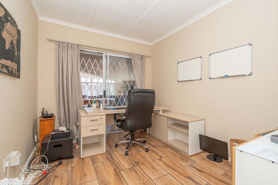 8 Bedroom Property for Sale in Middedorp Western Cape